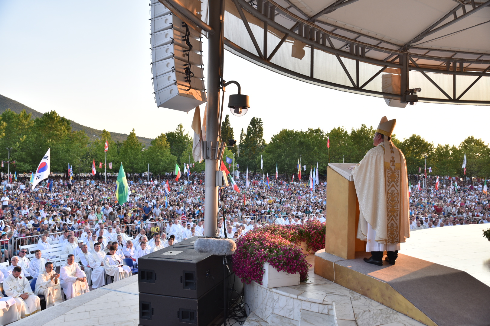 Al momento stai visualizzando Monsignor Palić a Medjugorje: «Quando torni a casa, fai vedere che il tuo incontro con Gesù ti ha trasformato»