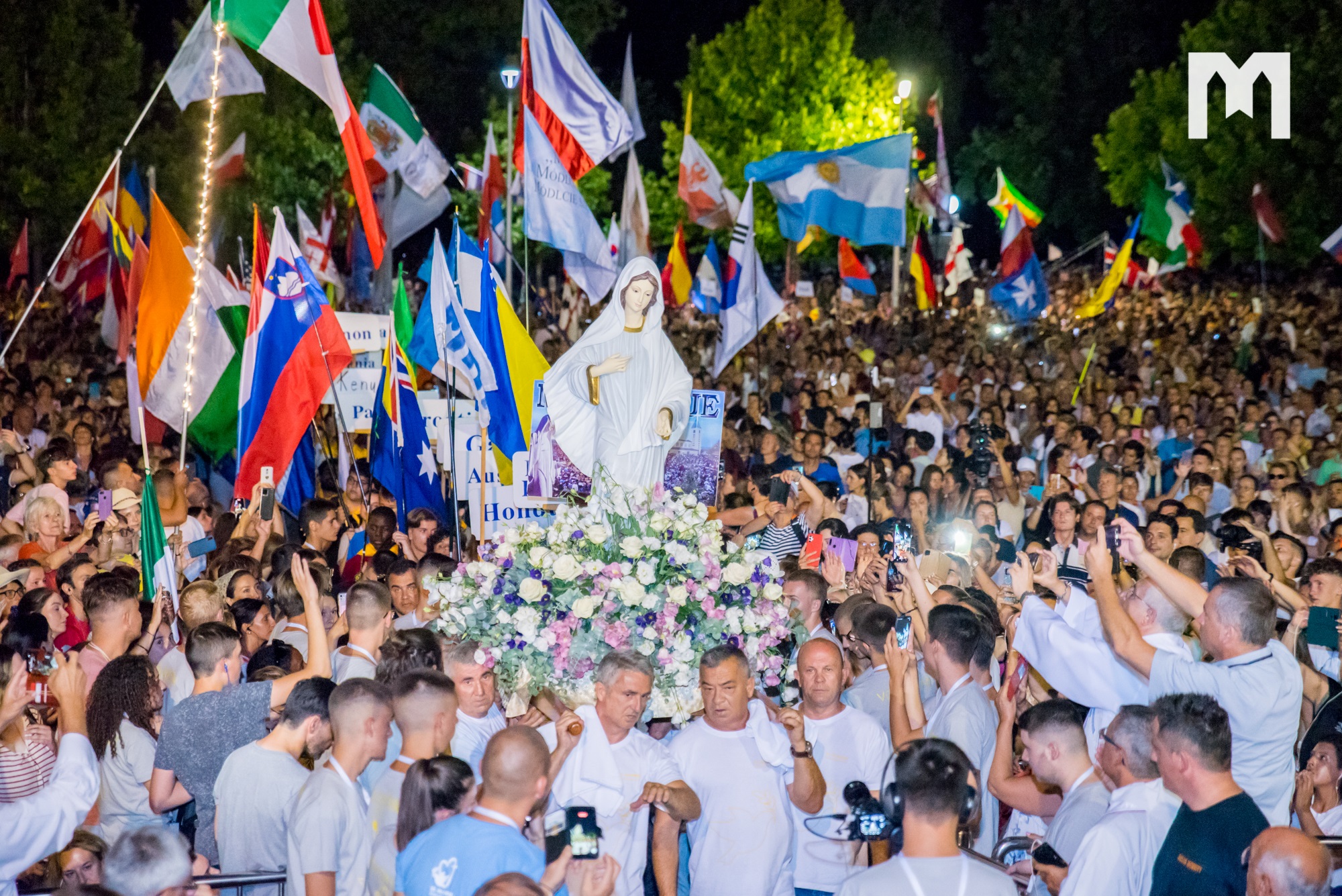 Al momento stai visualizzando Secondo giorno del 33° Festival della Gioventù: Rosario, testimonianze, preghiera, catechesi, Messa, processione…